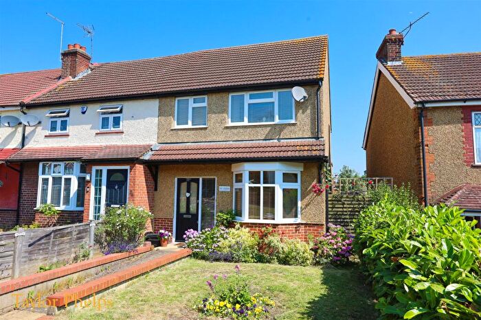 3 Bedroom End Of Terrace House For Sale In Bury Green Road, West Cheshunt, EN7