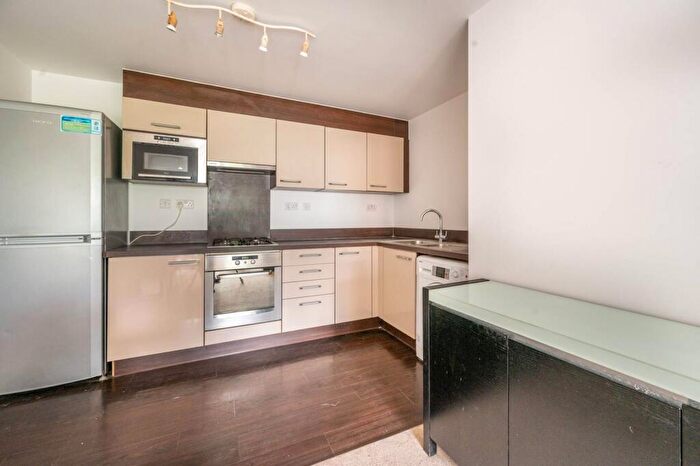 2 Bedroom Flat To Rent In Hawker Place, Walthamstow, London, E17