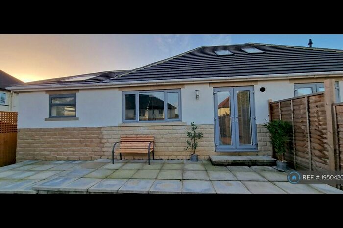 4 Bedroom Semi-Detached House To Rent In Redesdale Place, Leeds, LS16