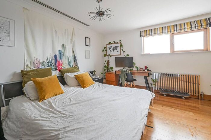 2 Bedroom Flat For Sale In Pancras Way, Bow, London, E3