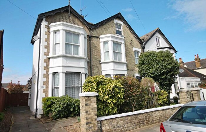 2 Bedroom Flat To Rent In Montem Road, New Malden, KT3