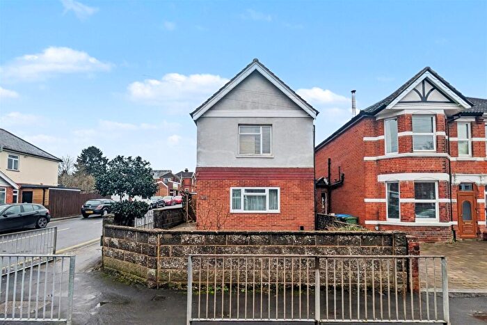 3 Bedroom Detached House For Sale In Bitterne Park, SO18