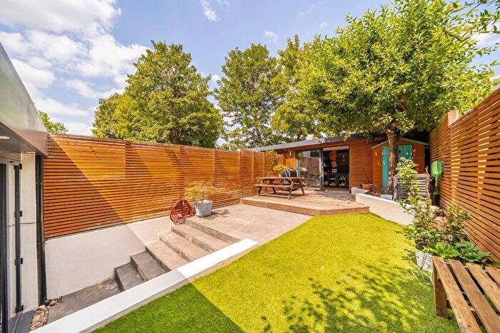 2 Bedroom Flat For Sale In Landor Road, Stockwell, SW9