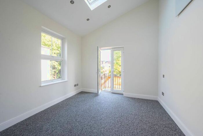 2 Bedroom Flat To Rent In Merton Road, South Wimbledon, London, SW19