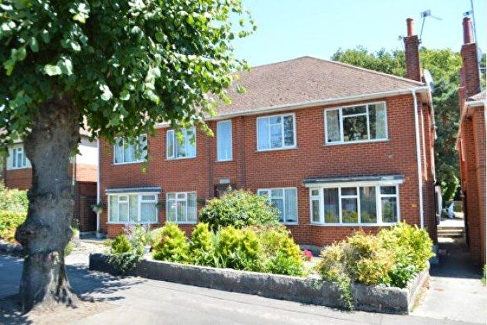 2 Bedroom Flat To Rent In Queens Court, Bournemouth, BH8