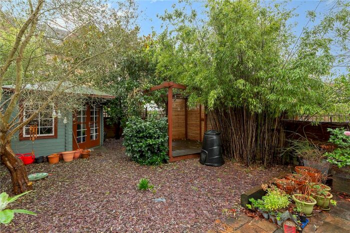 2 Bedroom Apartment To Rent In Bedford Hill, London, SW12