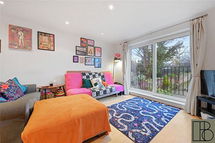 2 Bedroom Apartment To Rent In Long Lane, Vinay Court, London, N3