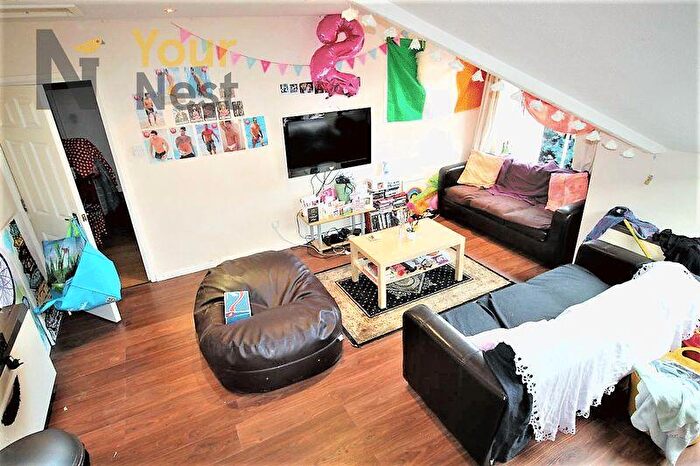 6 Bedroom Apartment To Rent In Flat, Cardigan Road, Hyde Park, LS6