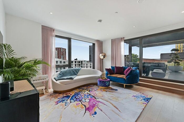 3 Bedroom Flat For Sale In Viaduct Gardens, London, SW11