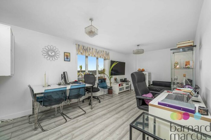 2 Bedroom Flat To Rent In Glebelands Close, London, N12