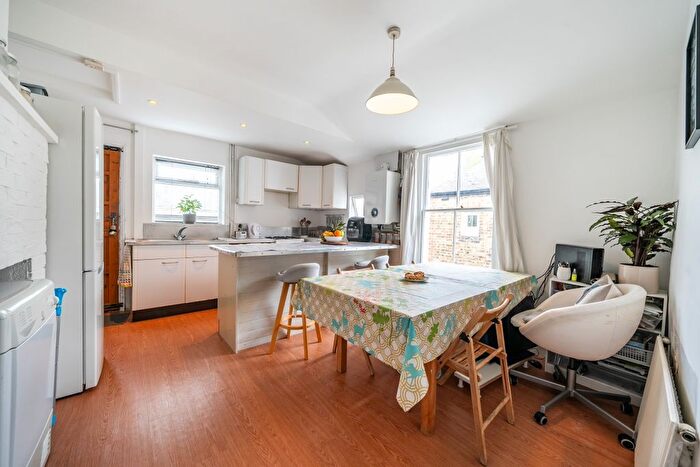 4 Bedroom Flat To Rent In Haverhill Road, Balham, London, SW12