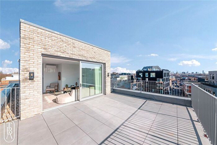 3 Bedroom Flat To Rent In Lamb Lane, London Fields, London, E8
