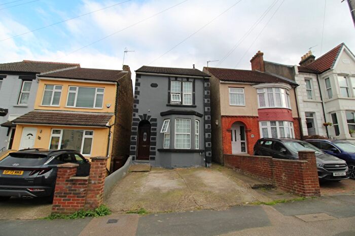 4 Bedroom Detached House For Sale In Napier Road, Gillingham, ME7