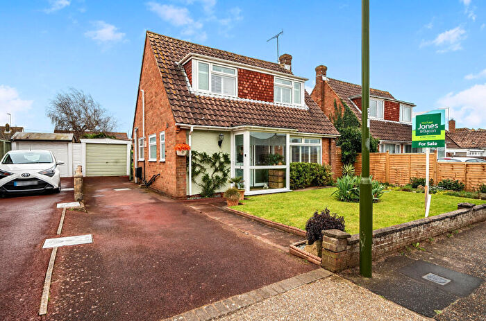 2 Bedroom Detached House For Sale In Western Road, Sompting, Lancing, West Sussex, BN15