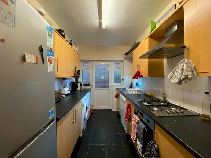 6 Bedroom Semi-Detached House To Rent In Hartley Avenue, Southampton, SO17