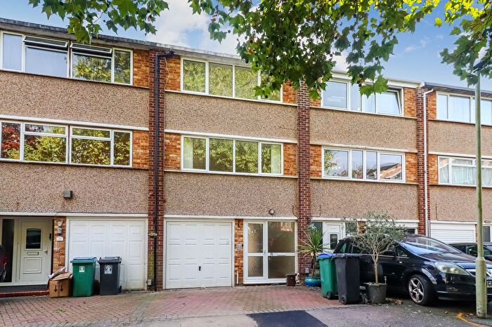 3 Bedroom Town House To Rent In Chapel Close, Watford, WD25