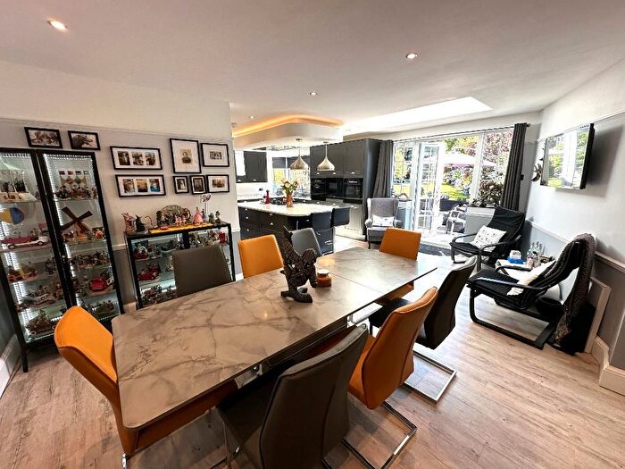 3 Bedroom End Of Terrace House For Sale In Hart Lane, Round Green, Luton, Bedfordshire, LU2