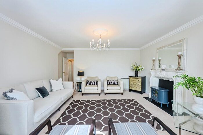1 Bedroom Flat For Sale In Dorking Road, Leatherhead, Surrey, KT22