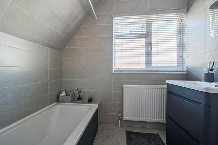 3 Bedroom Link Detached House For Sale In Wises Firs, Sulhamstead, Reading, RG7