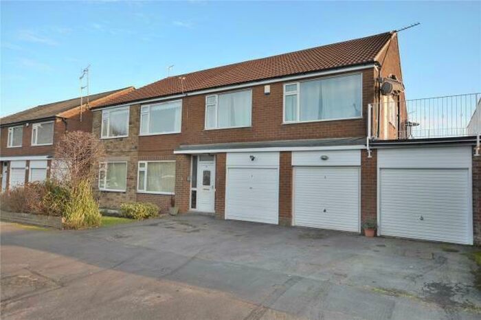 2 Bedroom Flat To Rent In Primley Park Road, Leeds, West Yorkshire, LS17