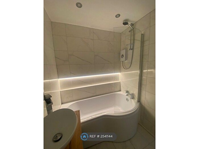 2 Bedroom Flat To Rent In Armstrong Quay, Liverpool, L3