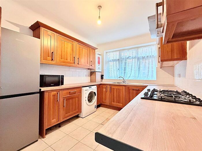 4 Bedroom Flat To Rent In Brondesbury Park, Kilburn, NW6