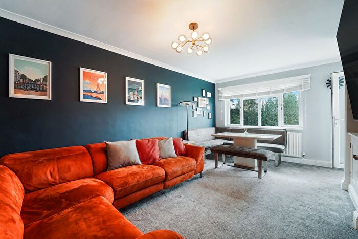 2 Bedroom Flat To Rent In Sycamore Road, London, SW19