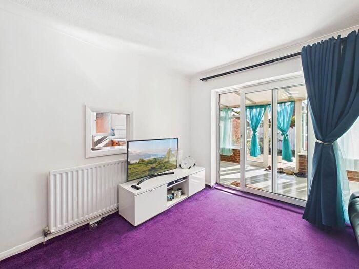 2 Bedroom Bungalow For Sale In Horsham Road, Feltham, TW14