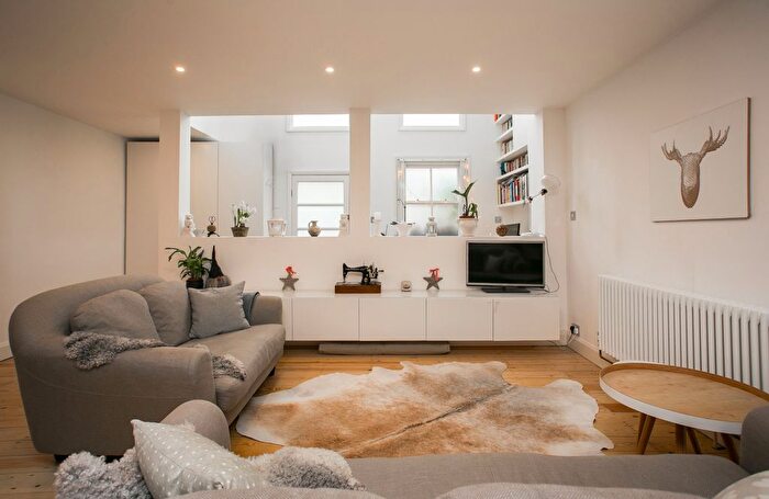 3 Bedroom Maisonette For Sale In Norwood Road, London, SE24