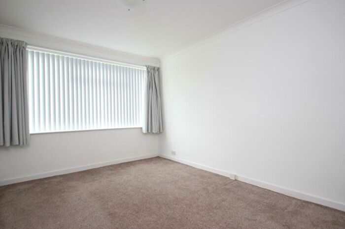2 Bedroom Flat To Rent In Avondale Court, Leeds, West Yorkshire, Uk, LS17