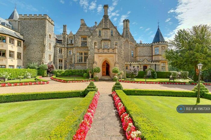 2 Bedroom Flat To Rent In Wood Lane, Stanmore, HA7