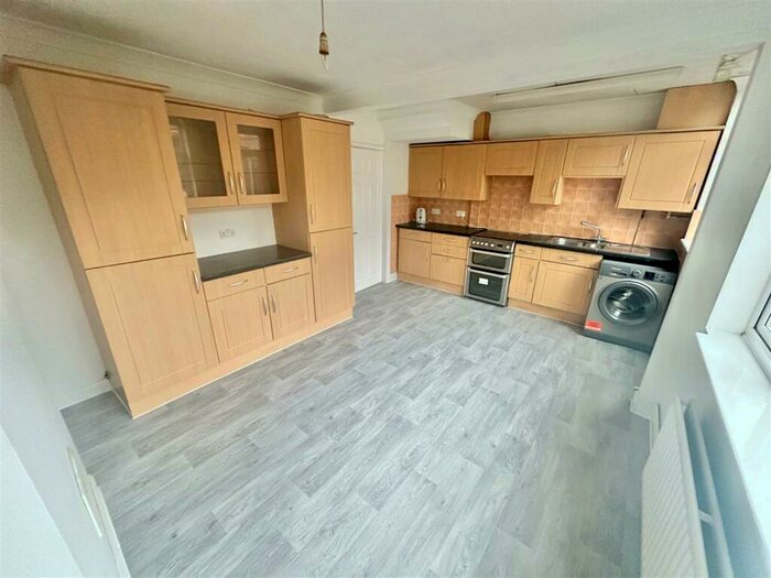 3 Bedroom Semi-Detached House To Rent In Strathmore Avenue, Luton, LU1