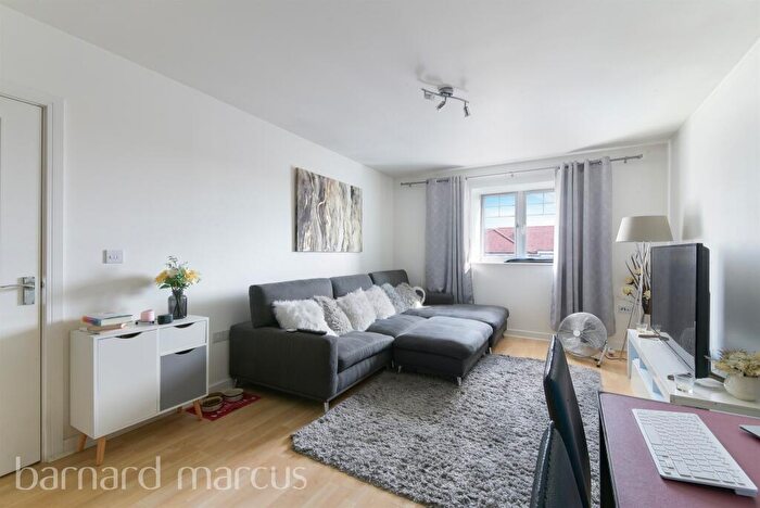 2 Bedroom Flat To Rent In Schoolgate Drive, Morden, SM4