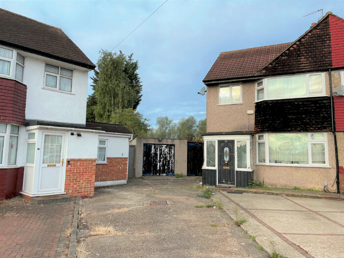 Houses for sale & to rent in EN3 6BS, Raynton Road, Enfield Lock Enfield