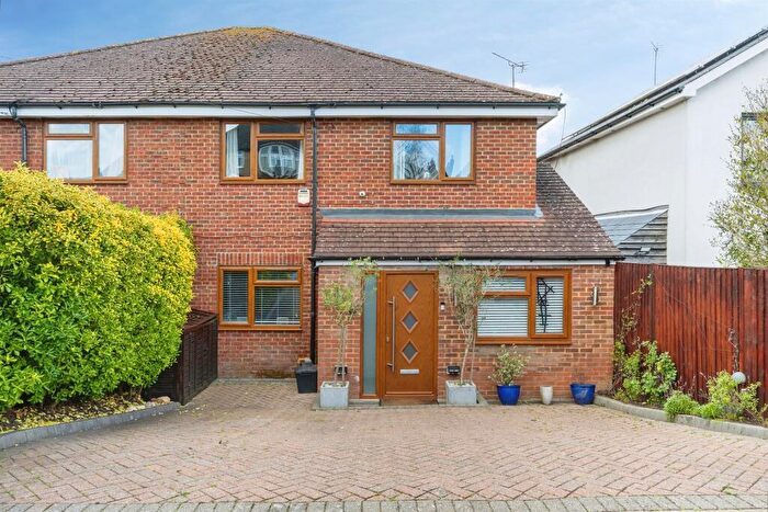 4 Bedroom Semi-Detached House For Sale In Mount Drive, Park Street, St. Albans, AL2