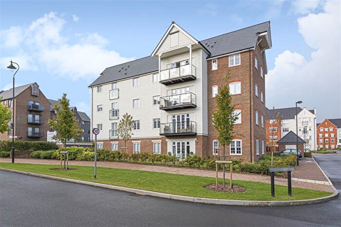 2 Bedroom Flat To Rent In Harpers Lodge, Horsham, West Sussex, RH12