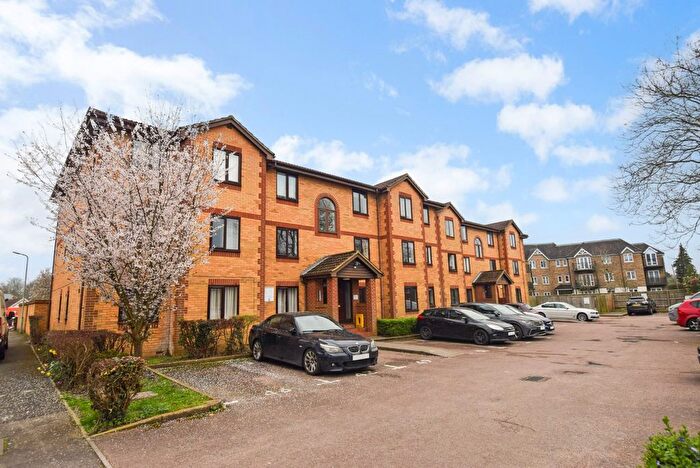 2 Bedroom Flat For Sale In Kinnaird Close, Cippenham, Berkshire, SL1
