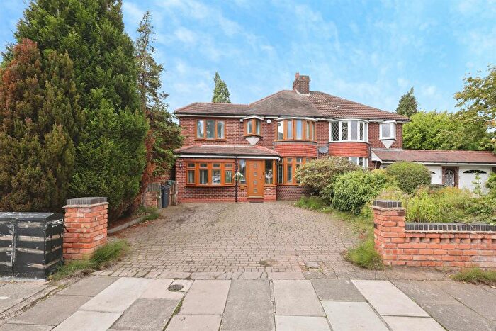 4 Bedroom Semi Detached House For Sale In Rymond Road, Birmingham, B34