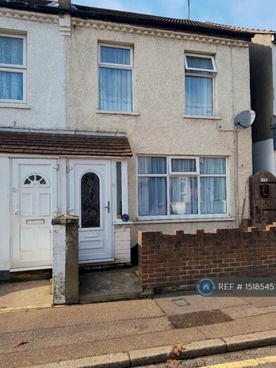 4 Bedroom End Of Terrace House To Rent In Park Street, Westcliff-On-Sea, SS0