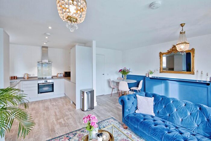2 Bedroom Flat For Sale In Grosvenor Road, Westcliff-on-Sea, Essex, SS0