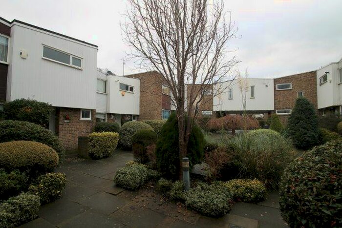 4 Bedroom Semi-Detached House To Rent In Sloane Walk, Croydon, CR0