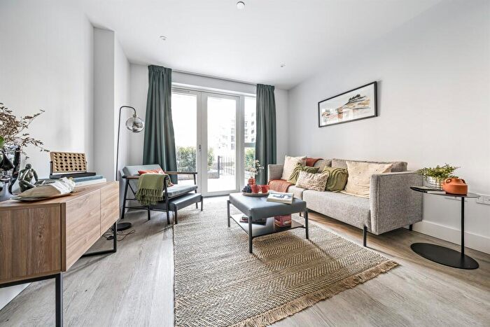 2 Bedroom Apartment To Rent In Kenavon Drive, Reading, RG1