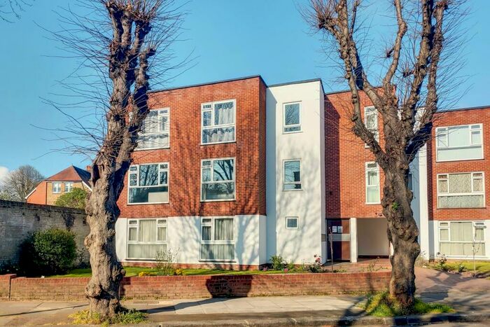 2 Bedroom Flat To Rent In Abbey Road, Bush Hill Park, Enfield, EN1