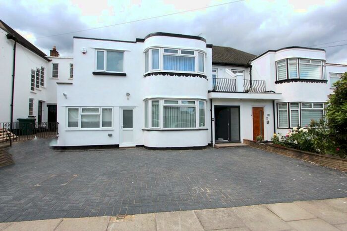 5 Bedroom Semi-Detached House To Rent In Green Walk, London, NW4