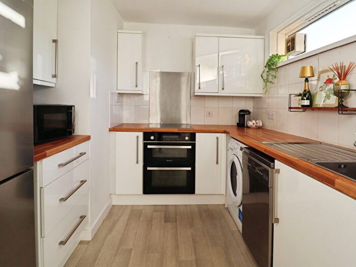 1 Bedroom Flat For Sale In Curlew Close, Cardiff, CF14