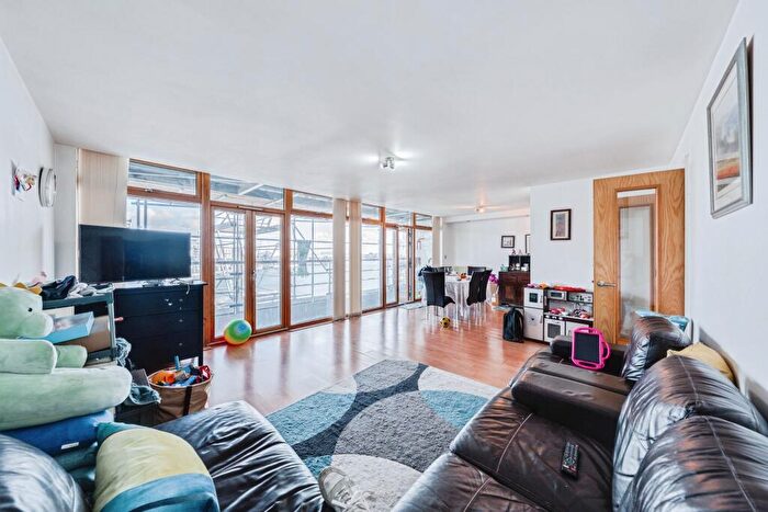2 Bedroom Flat To Rent In Hanover Avenue, London, E16