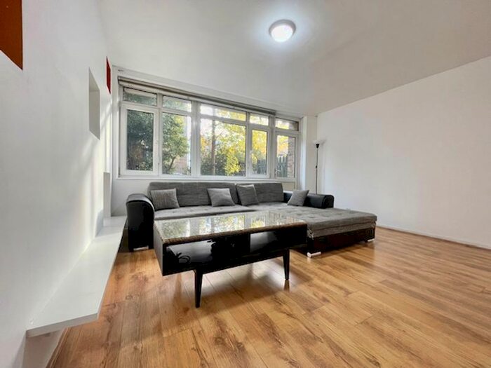 2 Bedroom Flat To Rent In Cluny Estate, London, SE1