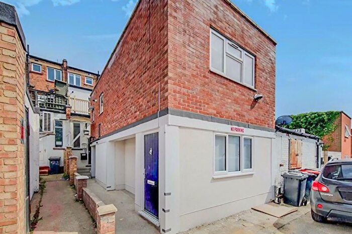 Studio To Rent In Finchley Road, London, NW11