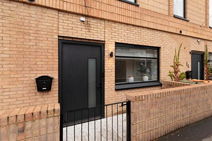 3 Bedroom Town House For Sale In Vale Road, Forest Gate, E7