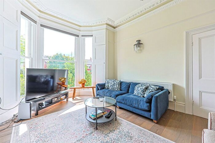 3 Bedroom Maisonette For Sale In Castlebar Road, Ealing, W5